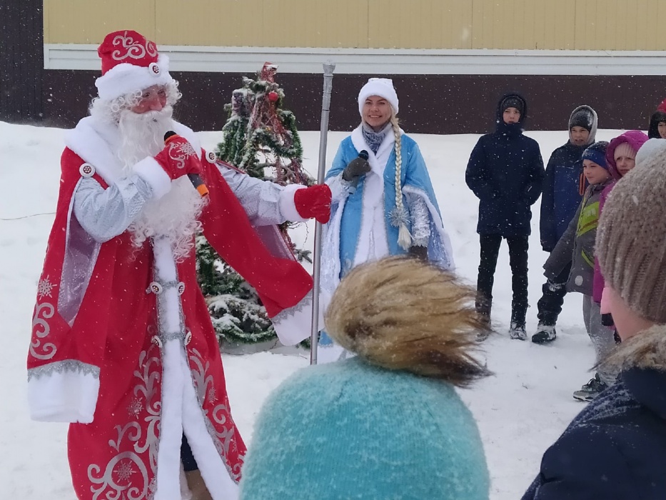 На территории села Ваньки и в Засечном состоялось открытие новогодней ёлки "Однажды в Новый год".  0+