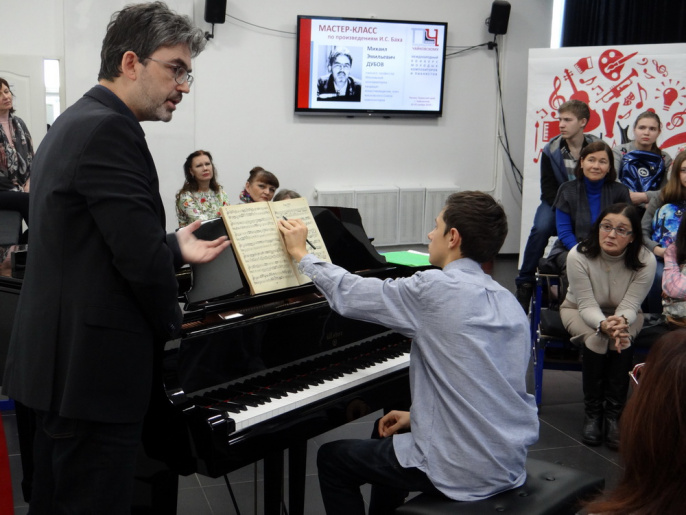 С особенностями игры произведений И.С. Баха жители и гости г.Чайковского познакомились на мастер-классе с известным пианистом